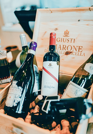 Holzkiste mit ausgewählten Weinflaschen – erlesene Auswahl im Wein-Markt Jansen