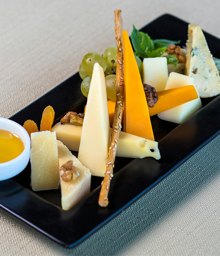 Käseplatte mit Honig, Trauben und Nüssen – feine Spezialitäten für Genießer