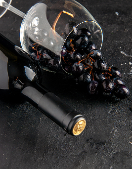 Flasche und Glas mit Federweißem – Einladung zur Weinprobe im Herbst