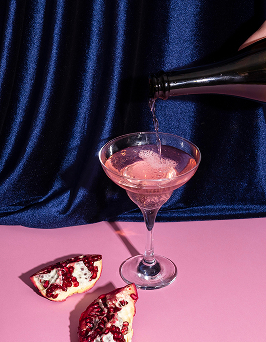Glas Roséwein auf rosa Hintergrund – idealer Wein zum Muttertag