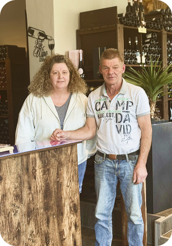 Inhaber des Wein-Markts Jansen begrüßen ihre Gäste herzlich im Laden in Kamp-Lintfort.