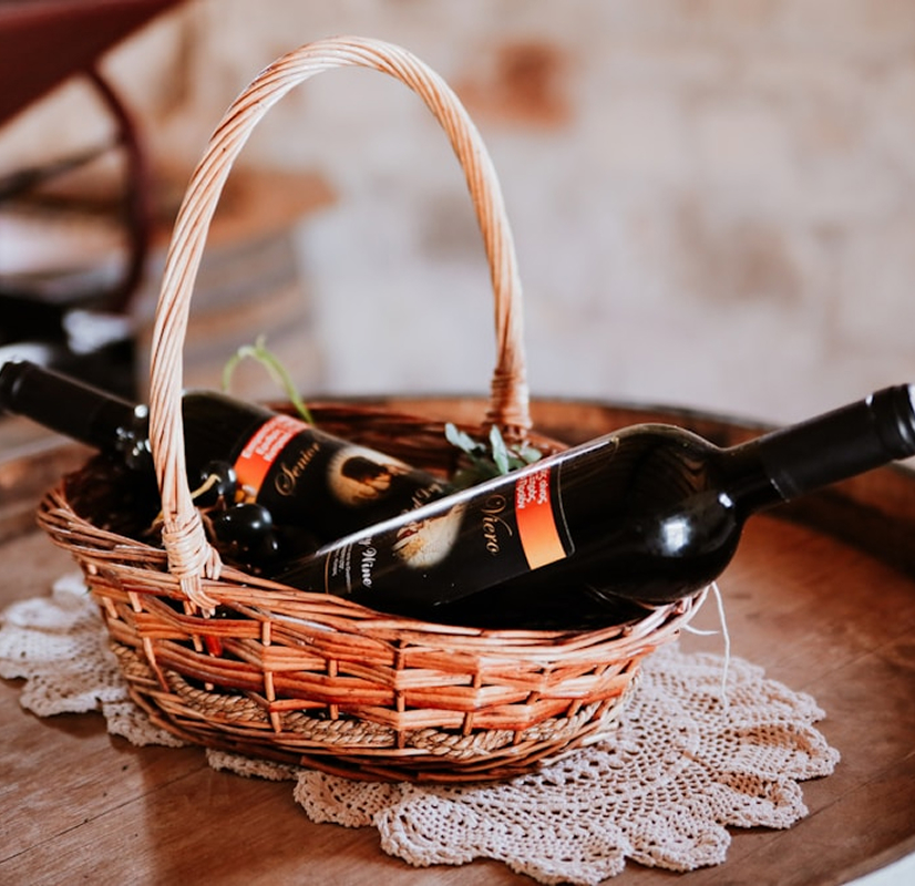 Geschenkkorb mit zwei Weinflaschen – liebevoll arrangiert im Wein-Markt Jansen