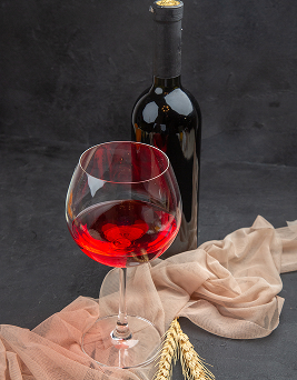 Rotwein im Glas – kräftiger Genuss zum Vatertag