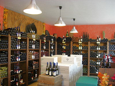 Innenraum des Wein-Markts Jansen mit Regalen voller erlesener Weine