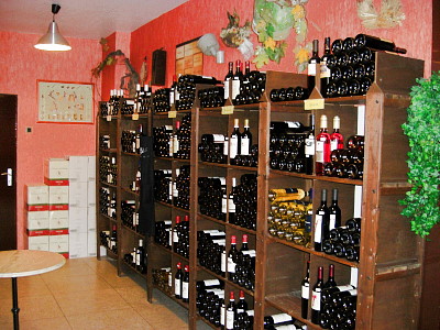 Weinregale mit einer vielfältigen Auswahl an Rot- und Weißweinen im Wein-Markt Jansen