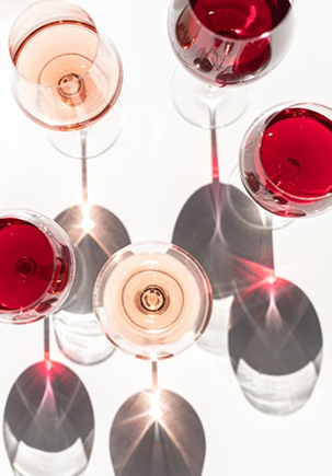 Gläser mit Rot- und Roséwein von oben – Farbenspiel und Eleganz im Wein-Markt Jansen